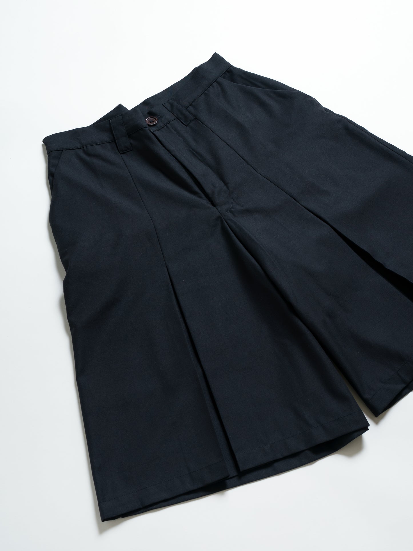 Inverted Pleats Short Pants