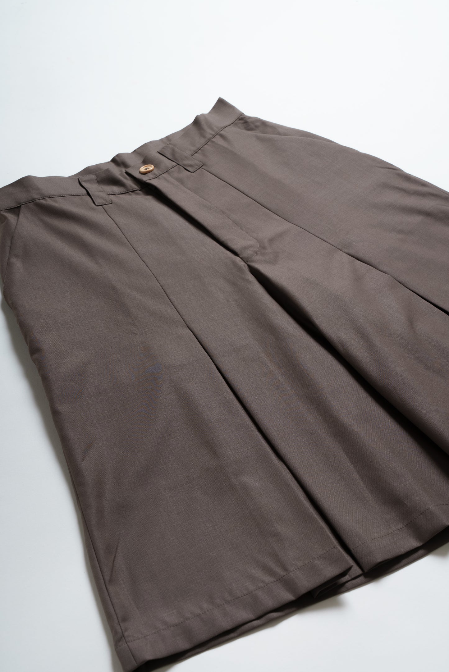 Inverted Pleats Short Pants Beige
